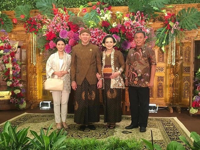 Pada Oktober 2019, Ahok dan Puput menggelar acara tujuh bulanan sebagai perayaan untuk menyambut kelahiran anak pertama mereka. Prosesi ini digelar dengan mengusung adat Jawa. Pasangan yang sedang berbahagia itu pun kompak memakai busana khas Jawa bernuansa cokelat. Foto: Instagram @prasetyoedimarsudi