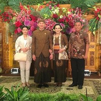 Pada Oktober 2019, Ahok dan Puput menggelar acara tujuh bulanan sebagai perayaan untuk menyambut kelahiran anak pertama mereka. Prosesi ini digelar dengan mengusung adat Jawa. Pasangan yang sedang berbahagia itu pun kompak memakai busana khas Jawa bernuansa cokelat. Foto: Instagram @prasetyoedimarsudi