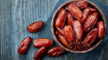 Bersembunyi dan menyamar di antara kurma. Awas tertukar!. Foto: Instagram @cockroachdiaries