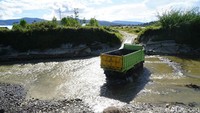 Ada titik-titik yang harus diwaspadai sopir maupun penumpang di Jalan Manokwari-Anggi. Ada beberapa sungai yang berbahaya jika musim hujan datang karena belum ada jembatan. Adalah Jingga, Wariori dan Gemong adalah sungai yang ganas karena belum ada jembatannya (Ahmad Masaul Khoiri/detikcom)