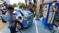 Pengemudi taksi Bluebird sedang mengisi baterai kendaraan listrik di SPKLU Kantor Pusat PLN. Istimewa/PLN.