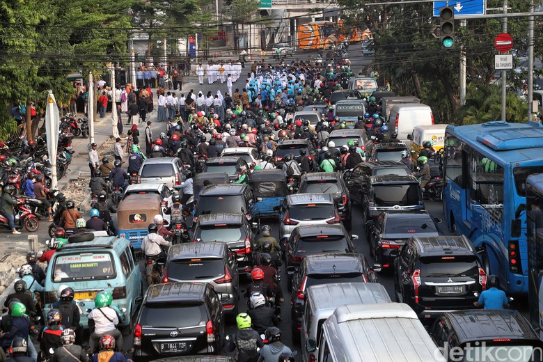 Kemacetan di Jakarta. Foto: Pradita Utama Kemacetan di Jakarta. Foto: Pradita Utama
