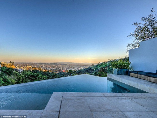 Kolam renang infinity tentu saja ada di rumah Jordan Maron. YouTuber tampan ini diperkirakan memiliki penghasilan mencapai US$ 12 juta pada 2015. Foto: Dok. Nicholas Property Group