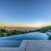 Kolam renang infinity tentu saja ada di rumah Jordan Maron. YouTuber tampan ini diperkirakan memiliki penghasilan mencapai US$ 12 juta pada 2015. Foto: Dok. Nicholas Property Group