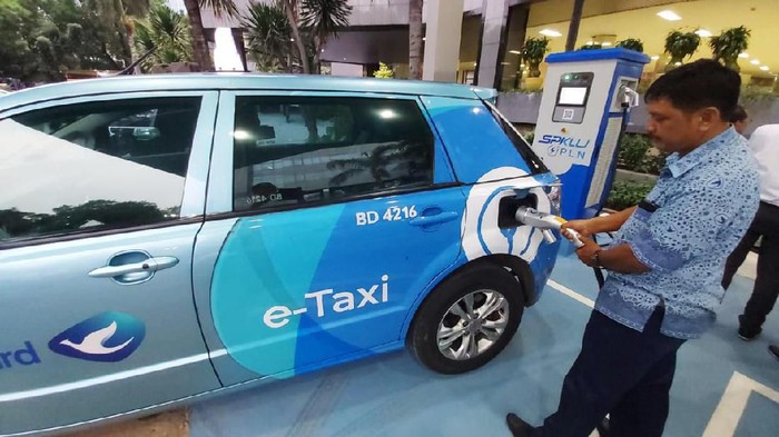 Stasiun Pengisian Kendaraan Listrik Umum (SPKLU) diresmikan di Kantor Pusat PLN dan Depan Kantor Distribusi Jakarta Raya. SPKLU ini untuk mendukung program kendaraan listrik di Indonesia.