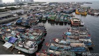 Jajaran perahu nelayan bersandar di kawasan Muara Baru.