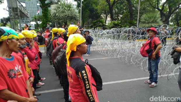 Massa KASBI dan Mahasiswa Mendekat ke Istana Tapi Terhalang Kawat Berduri