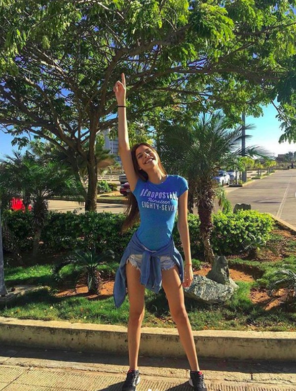 Dia memamerkan kaki jenjangnya saat berkunjung ke Margarita Island, pulau yang berada di Laut Karibia (valentinafiguerm/Instagram) Dia memamerkan kaki jenjangnya saat berkunjung ke Margarita Island, pulau yang berada di Laut Karibia (valentinafiguerm/Instagram)