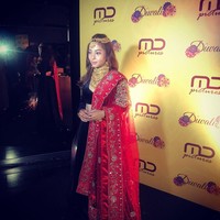 Nikita Willy bergaya glamour dengan busana lehenga hitam yang dipadukan dengan kain merah. Dia melengkapi penampilannya dengan kalung dan hiasan kepala serba emas. Foto: Dok. Instagram