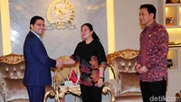 Puan Maharani menyambut kedatangan Nasser Bourita di gedung Nusantara III Kompleks Parlemen, Senayan, Jakarta, Senin (28/10/2019).