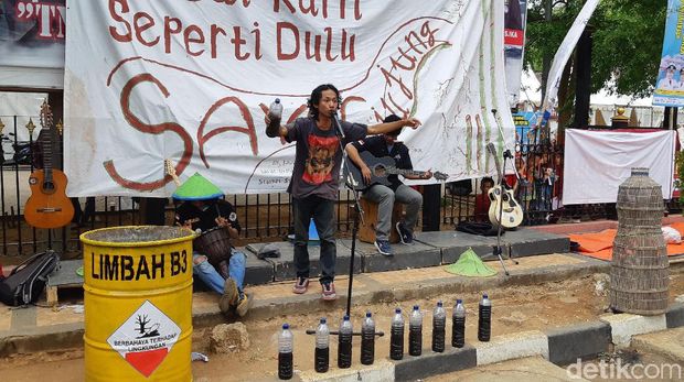 Peringati Sumpah Pemuda, Mahasiswa di Serang Minum Air Sungai Tercemar
