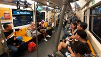 Di bagian dalam interiornya tak jauh berbeda dengan MRT Jakarta. Baik dari posisi penumpang, maupun bahan fiber yang dipakai.  
