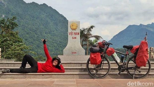 Pemuda lamar kekasihnya di perbatasan Tiongkok-Vietnam/