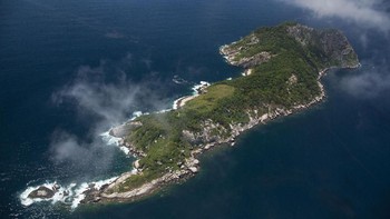 2. Pulau Ular: Pulau yang terletak di Brasil memang mengerikan sehingga tanpa dilarang pun sepertinya orang-orang enggan datang ke sana. Bayangkan saja, Anda berada di habitat 4.000 ular berbisa. Salah satu spesies paling mengerikan adalah Golden Lancehead Viper yang bisanya sangat mematikan. Foto: istimewa Foto: (Brasil Gov/Joao Marcos)