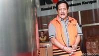 Mengenakan rompi oranye dengan tangan diborgol, Ketua Komisi III DPRD Jambi, Zainal Abidin tampak meninggalkan gedung KPK usai jalani pemeriksaan lanjutan.