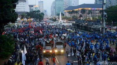 Massa KASBI dan Mahasiswa Membubarkan Diri