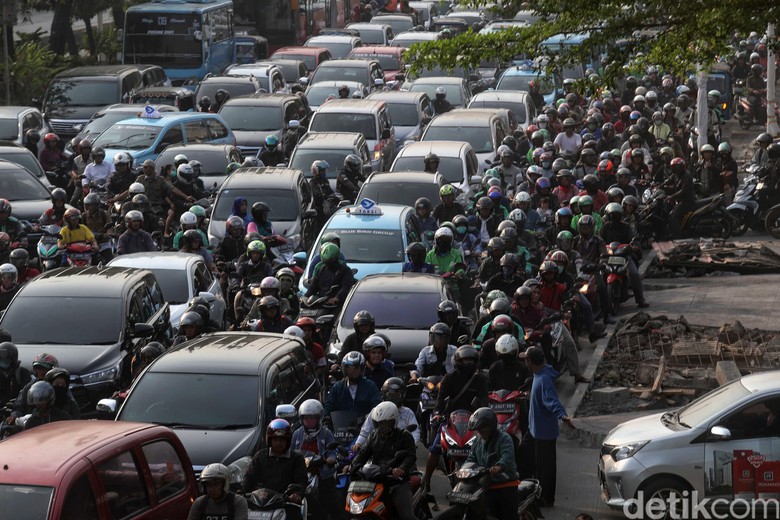 Kemacetan di Jakarta. Foto: Pradita Utama Kemacetan di Jakarta. Foto: Pradita Utama