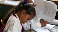 Meski dalam keterbatasan, para siswa SD 03 Sabang Mawang, tetap antusias untuk menuntut ilmu.