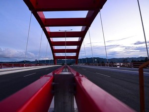 Lika-liku Pembangunan Jembatan Kebanggaan Jokowi di Papua