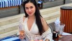 Terkena Kasus Prostitusi, Ini Pose Seksi Putri Amelia Saat Nongkrong di Kafe