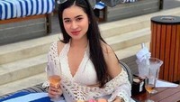 Ini pose PA atau Putri Amelia yang sedang terbelit kasus prostitusi. Posenya seksi sambil membawa kue ulang tahun dan segelas minuman. Foto: Instagram @putriameliaaa