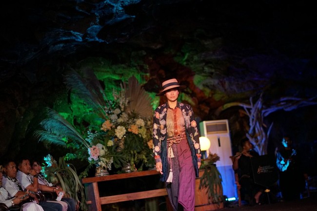 Koleksi busana batik yang ditampilkan Samuel dalam fashion show di Gua Lawa Purbalingga ini juga terinspirasi dari goa tersebut. Dia bekerjasama dengan para pembatik lokal. Sejumlah motif yang terlihat dihadirkan di antaranya motif kelelawar, bunga kantil dan wayang suket. (Foto: Dok. Batik In The Cave)