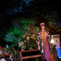 Koleksi busana batik yang ditampilkan Samuel dalam fashion show di Gua Lawa Purbalingga ini juga terinspirasi dari goa tersebut. Dia bekerjasama dengan para pembatik lokal. Sejumlah motif yang terlihat dihadirkan di antaranya motif kelelawar, bunga kantil dan wayang suket. (Foto: Dok. Batik In The Cave)