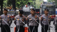 Polisi menutup akses jalan menggunakan pagar kawat berduri.
