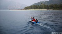 Warga menggunakan sampan menuju Pulau Setanau, Natuna, Kepulauan Riau.