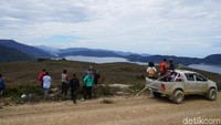 Danau di Pegunungan Arfak adalah danau kembar yakni Danau Anggi Giji dan Gida. Keduanya dibatasi bukit yang tinggi dan bisa diakses menggunakan mobil 4X4 (Ahmad Masaul Khoiri/detikcom)