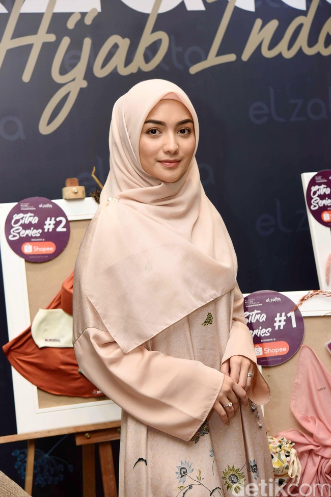 Citra Kirana kembali didapuk menjadi brand ambassadir fashion muslim Elzatta. Sebelumnya ia juga sempat bekerjasama dengan Elzatta pada 2011-2017. Foto: Noel/detikFoto