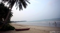 Pantai Tanjung tak hanya menawarkan panorama alam yang menawan. Para pengunjung dapat bermain air, berenang, atau hanya sekadar berfoto di pantai tersebut.