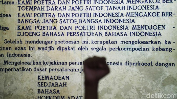 Museum Sumpah Pemuda menyimpan berbagai foto-foto dan benda-benda yang berhubugan dengan pergerakan nasional pemuda Indonesia.