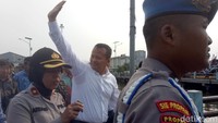 Pantauan detikcom, Edhy Prabowo tiba di pelabuhan perikanan Muara Angke pada pukul 14.05 WIB.