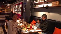 Niki terbilang sosok yang protektif pada anak-anaknya. Ia sempatkan makan bersama putrinya yang sudah remaja dan anak keduanya yang menggemaskan. Foto: Instagram nikitamirzanimawardi_17