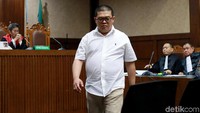 Ketiga orang itu adalah pemberi suap kepada mantan anggota DPR I Nyoman Dhamantra, diantaranya adalah Chandry Suanda (Afung), pemilik PT Cahaya Sakti Agro; serta Doddy Wahyudi dan Zulfikar, dari pihak swasta. Suap tersebut diduga terkait dengan impor bawang putih.