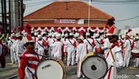 Drumband yang dimainkan oleh anak-anak meramaikan upacara ini.