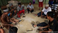 Cara bermain adu gasing tersebut adalah warga memutar gasing diatas papan kaca, kemudian mereka akan melihat kemampuan gasing itu berputar. Gasing yang berputar lebih lama maka akan dinyatakan sebagai juaranya.