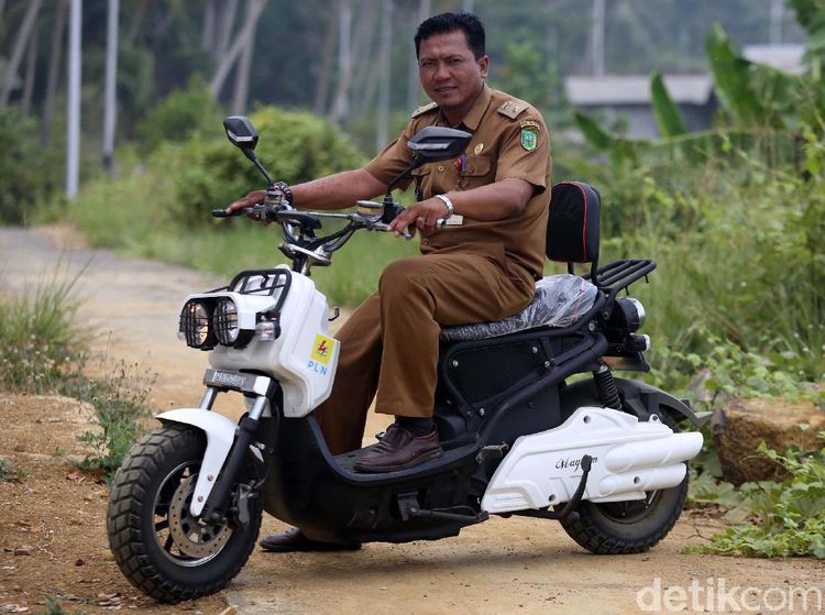 Dapet Motor Listrik dari PLN, Kepala Desa Ini Senang Banget