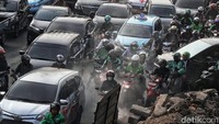 Antrean panjang kendaraan nampak terlihat di area sekitar Museum Sumpah Pemuda.