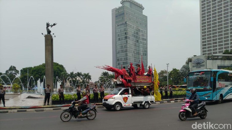 Jelang Demo Mahasiswa, Polisi dan TNI Berjaga di Bundaran HI Jelang Demo Mahasiswa, Polisi dan TNI Berjaga di Bundaran HI