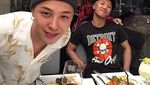 Baru Pulang Wamil, Ini Gaya Kulineran G-Dragon dengan Teman-temannya