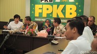 Para petani tembakau ini beraudiensi dengan anggota DPR dari Fraksi FKB.
