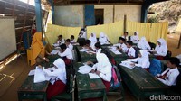 Sejumlah siswa-siswi SD 03 Sabang Mawang, Kabupaten Natuna, Kepulauan Riau, nampak mengikuti kegiatan belajar mengajar bersama seorang guru.