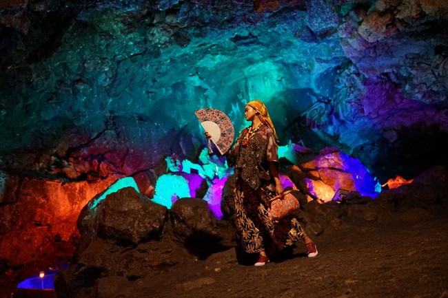 Ada suasana berbeda di Gua Lawa (Golaga), Purbalingga, Jawa Tengah, Minggu (27/10/2019). Gua yang merupakan salah satu obyek wisata di Purbalingga itu diramaikan oleh kehadiran para model yang lalu lalang dalam balutan busana batik. (Foto: Dok. Batik In The Cave)