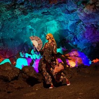 Ada suasana berbeda di Gua Lawa (Golaga), Purbalingga, Jawa Tengah, Minggu (27/10/2019). Gua yang merupakan salah satu obyek wisata di Purbalingga itu diramaikan oleh kehadiran para model yang lalu lalang dalam balutan busana batik. (Foto: Dok. Batik In The Cave)