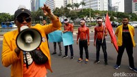 Massa aksi juga membawa serta spanduk yang salah satunya bertuliskan KBM UHO Meminta Presiden Republik Indonesia Mengadili Para Pelanggar HAM di Negeri Ini Khususnya Kota Kendari. Salah satu spanduk juga bertuliskan Tegakkan keadilan di Negeri Ini.