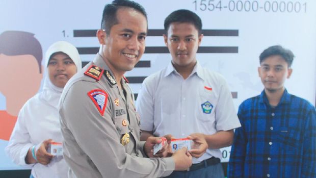 Kasat Lantas Polres Gresik AKP Erika P Putra menyerahkan SIM D ke siswa SLB