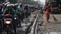 Akibatnya, kemacetan pun tak terhindarkan.