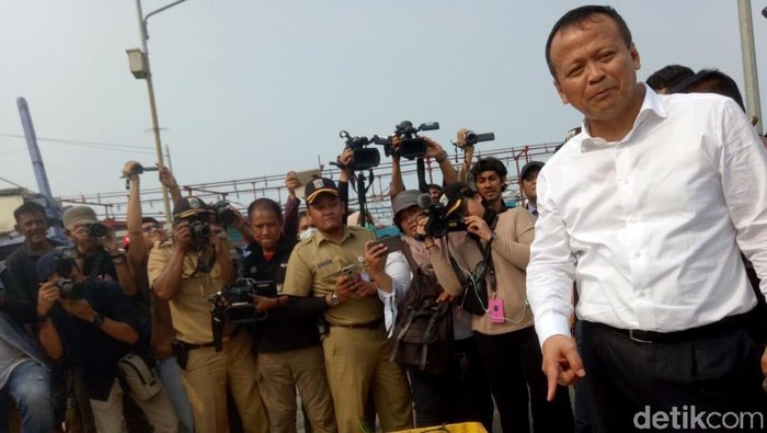 Menteri Kelautan dan Perikanan Edhy Prabowo melakukan kunjungan kerja ke beberapa pusat aktivitas perikanan. Salah satunya pelabuhan perikanan Muara Angke.